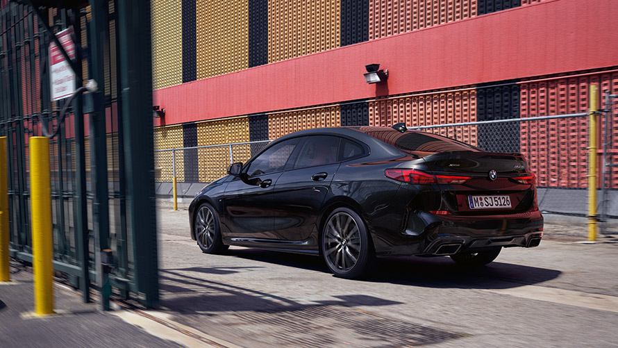 BMW M235i xDrive Gran Coupé F44 tekniska data BMW M235i xDrive Gran Coupé F44 Safirsvart metallic sedd snett bakifrån körandes