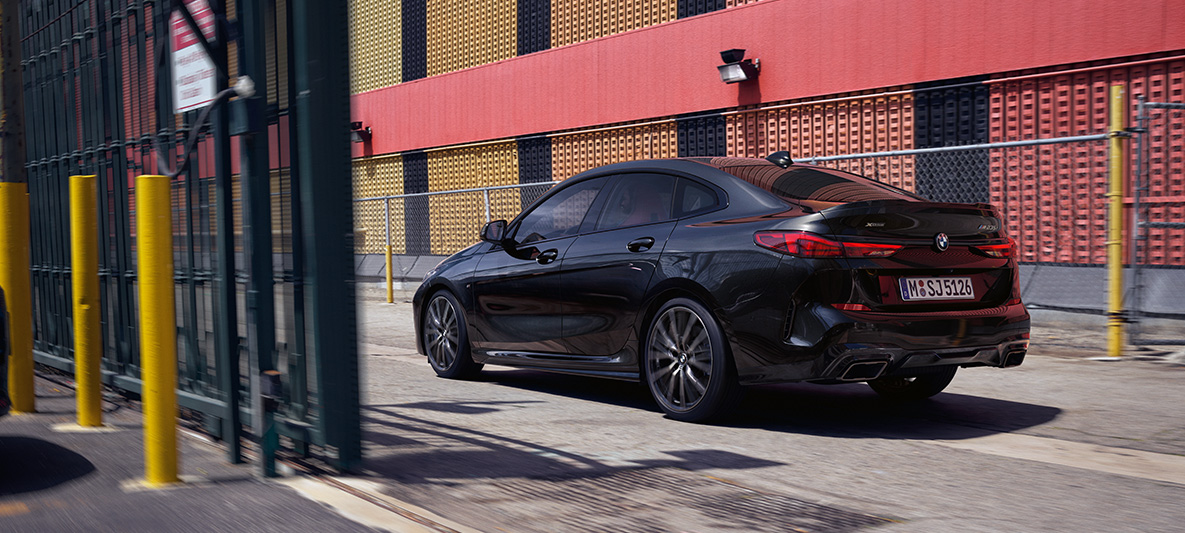 M Performance-paket BMW M235i xDrive Gran Coupé F44 M Performance-paket BMW M235i xDrive Gran Coupé F44 Safirsvart metallic snett från sidan