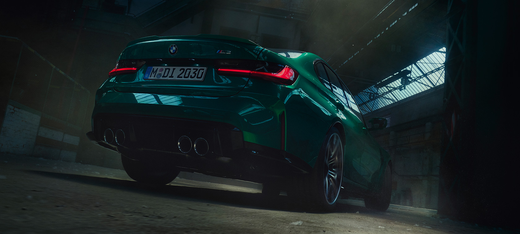 BMW M3 Sedan G80 2020 sedd snett bakifrån ur grodperspektiv BMW M3 Sedan G80 2020 Isle of Man Grönmetallic sedd snett bakifrån ur grodperspektiv
