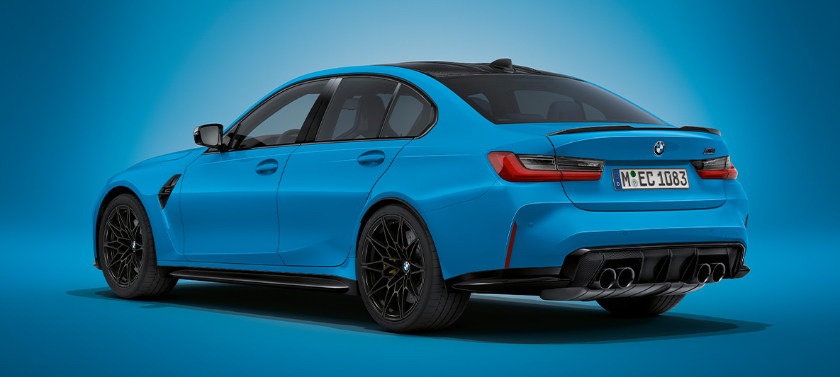BMW Individual Aventurinröd metallic BMW M3 Sedan G80 2020 BMW M3 Sedan BMW Individual Aventurinröd metallic G80 2020 sedd snett framifrån parkerad