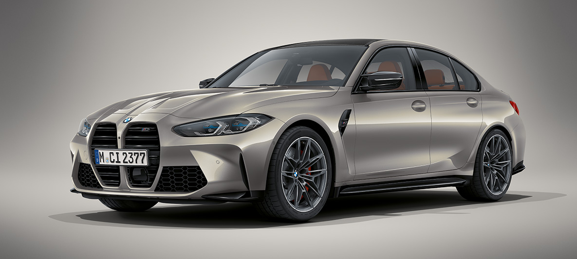BMW Individual Tansanitblå metallic BMW M3 Sedan G80 2020 BMW M3 Sedan BMW Individual Tansanitblå metallic G80 2020 sedd snett framifrån parkerad