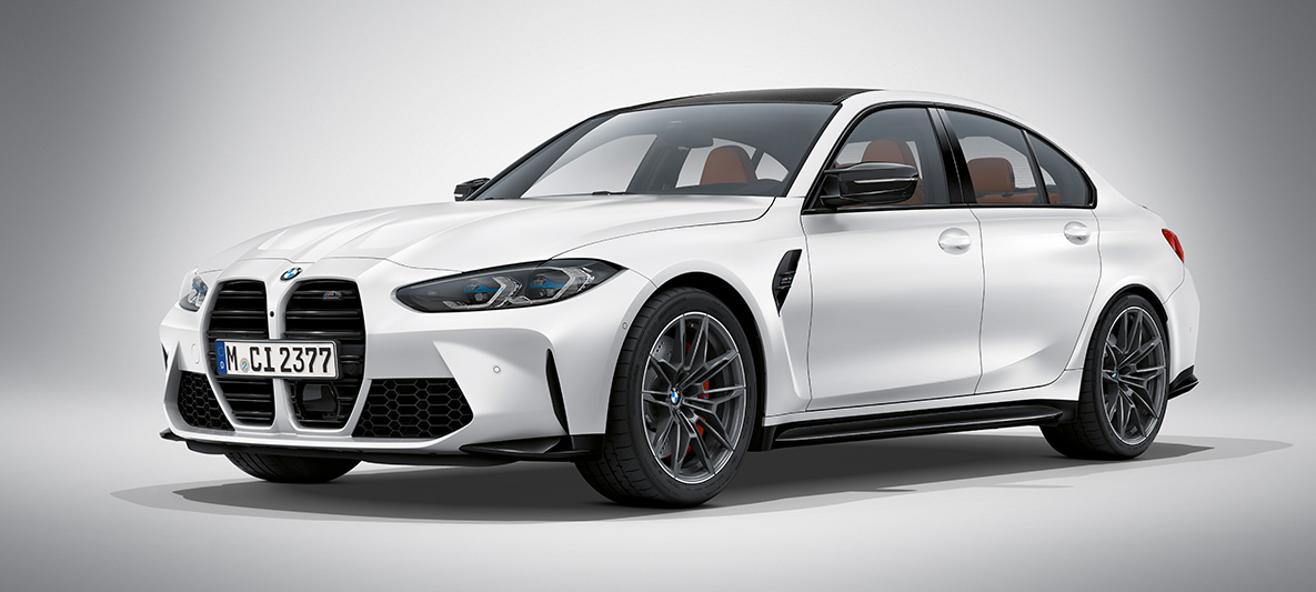 BMW Individual Frozen Orange metallic BMW M3 Sedan G80 2020 BMW M3 Sedan BMW Individual Frozen Orange metallic G80 2020 sedd snett framifrån parkerad