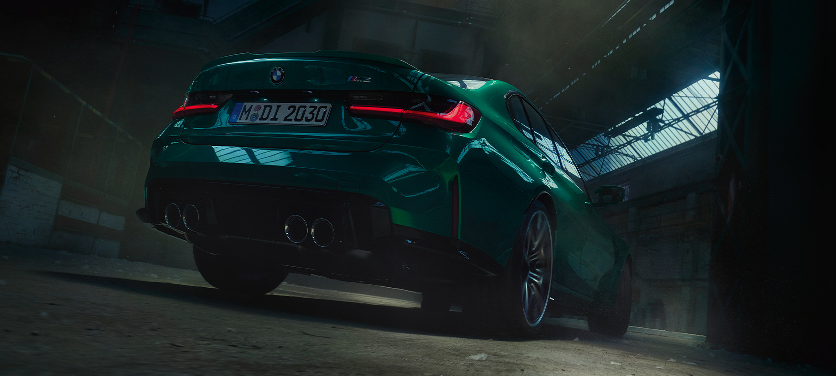 BMW M3 Sedan G80 2020 sedd snett bakifrån ur grodperspektiv BMW M3 Sedan G80 2020 Isle of Man Grönmetallic sedd snett bakifrån ur grodperspektiv