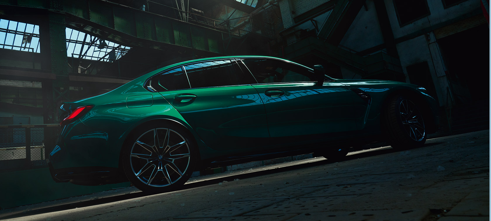 BMW M3 Sedan G80 2020 sedd från sidan ur grodperspektiv BMW M3 Sedan G80 2020 Isle of Man Grönmetallic sedd från sidan ur grodperspektiv