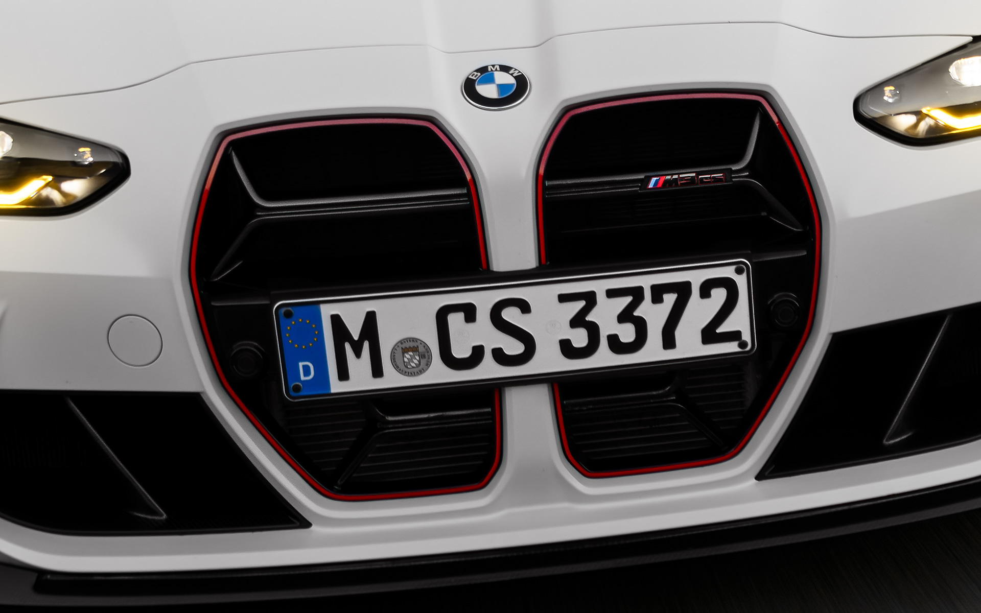 CS-specifik kylargrill i svart med röd specialmodellsignatur BMW M3 CS G80 BMW M3 CS G80 CS-specifik kylargrill i svart med röd specialmodellsignatur sedd framifrån körandes