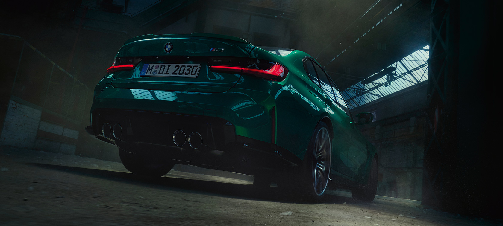 BMW M3 Sedan G80 2020 sedd snett bakifrån ur grodperspektiv BMW M3 Sedan G80 2020 Isle of Man Grönmetallic sedd snett bakifrån ur grodperspektiv