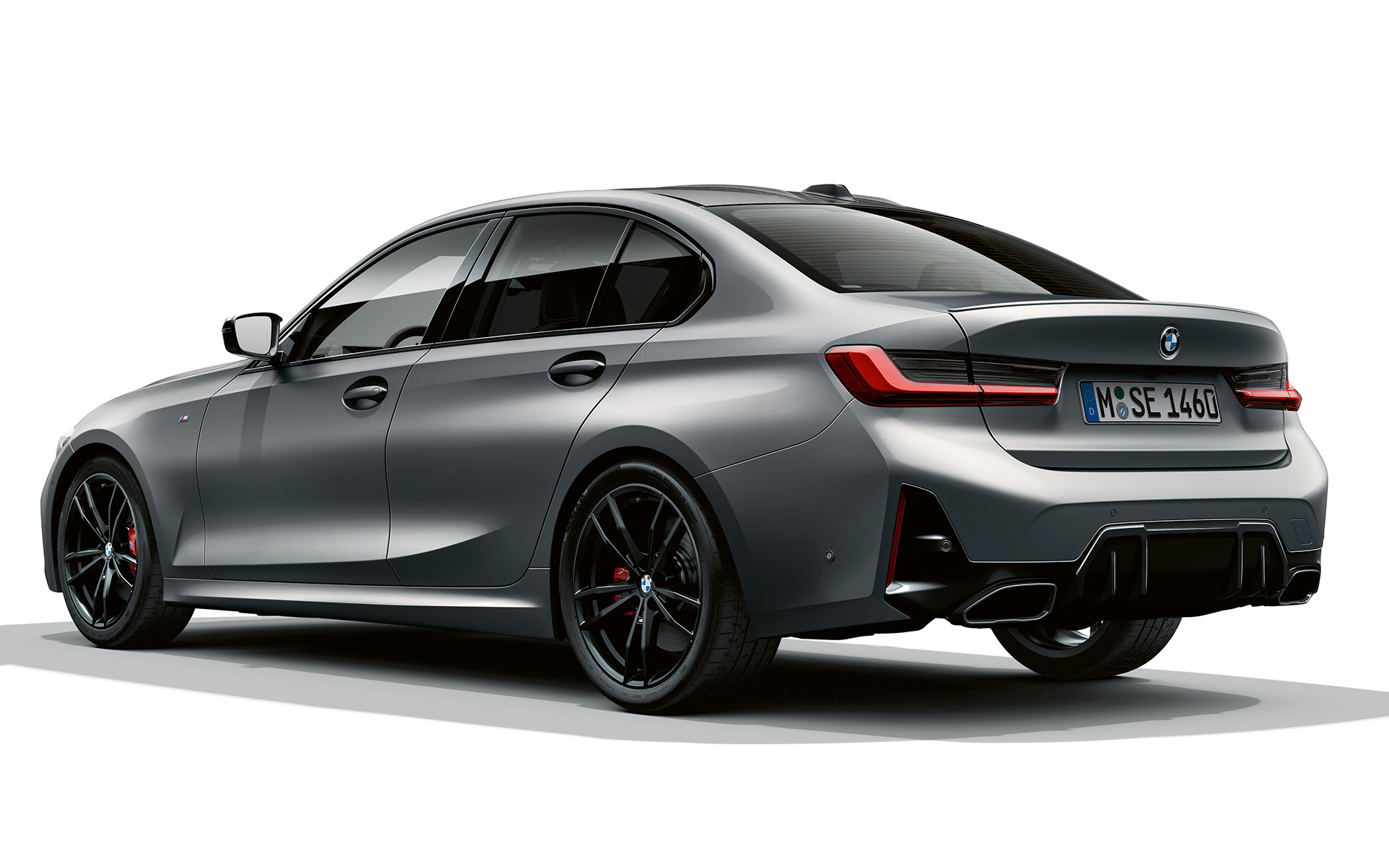M bakspoiler BMW M340i xDrive Sedan G20 BMW M340i xDrive Sedan G20 BMW Individual Frozen Pure Grey metallic sedd snett bakifrån M bakspoiler