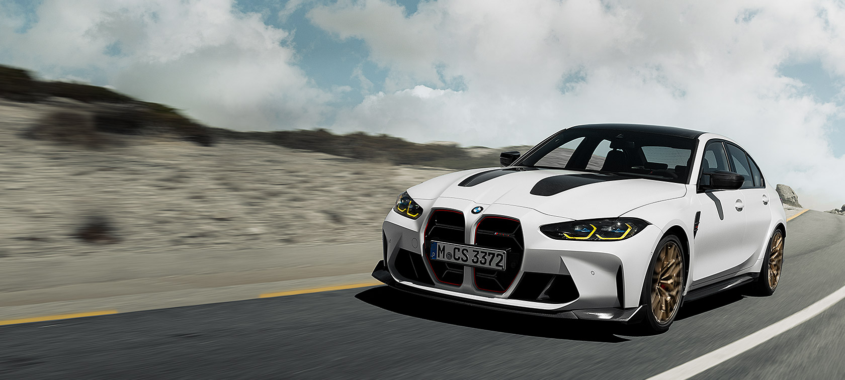 BMW M3 CS G80 sedd snett framifrån körandes BMW M3 CS G80 sedd snett framifrån körandes på racingbanan