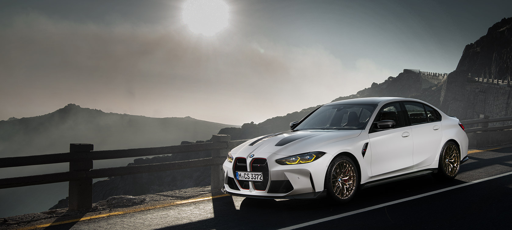 BMW M3 CS G80 sedd från sidan körandes BMW M3 CS G80 sedd från sidan körandes på racingbanan