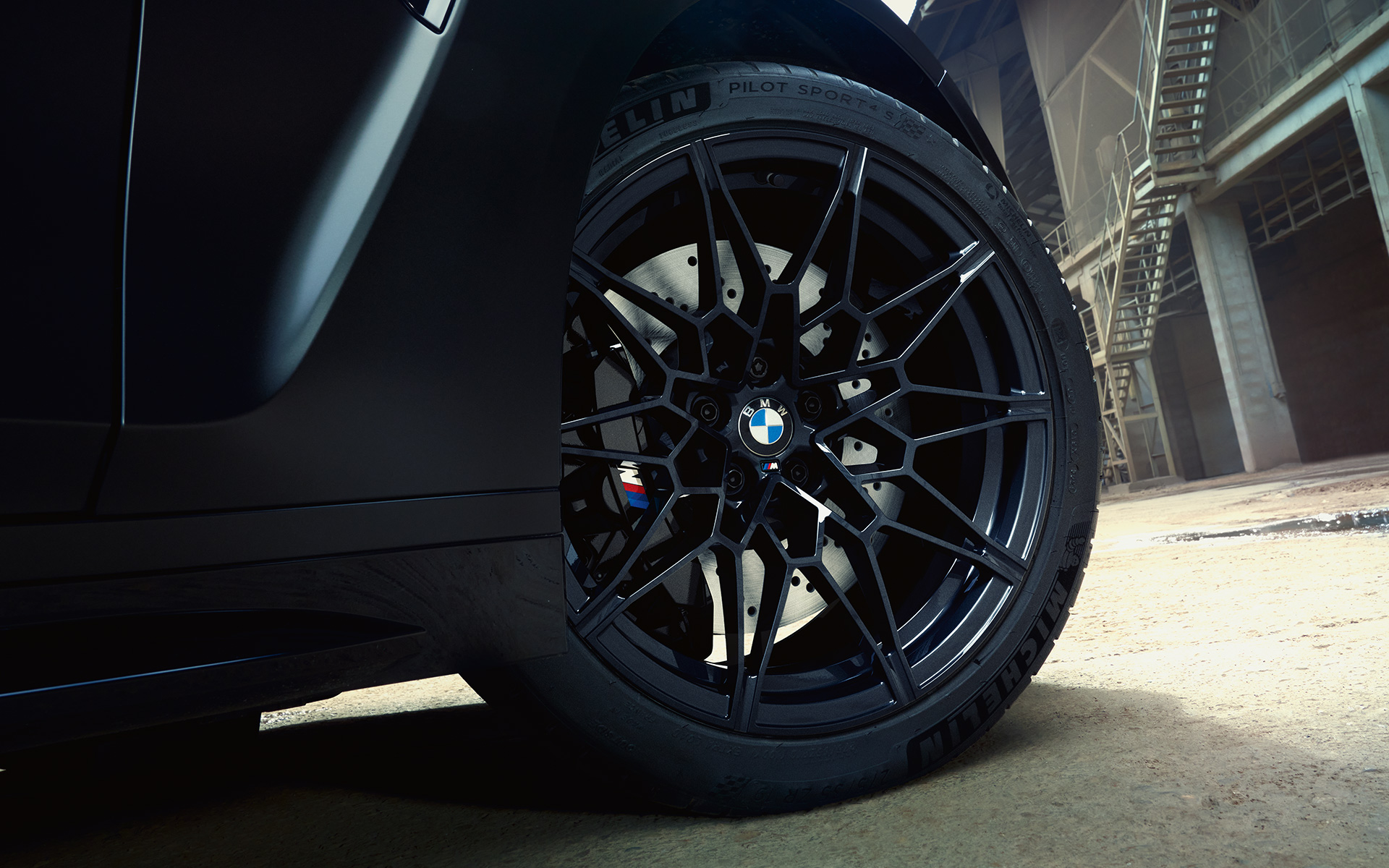 M Compound-bromsar svarta BMW M3 Competition Touring G81 Närbild av BMW M3 Competition Touring G81 BMW Individual Frozen Black metallic M Compound-bromsar Svart