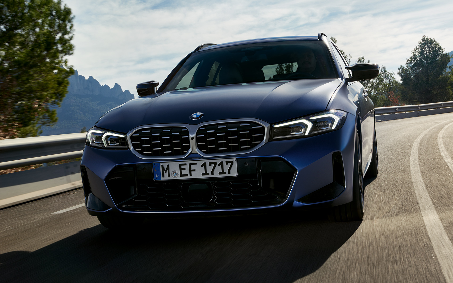 BMW M340i xDrive Touring G21 Frozen Tanzanite Blue sedd framifrån körande på väg