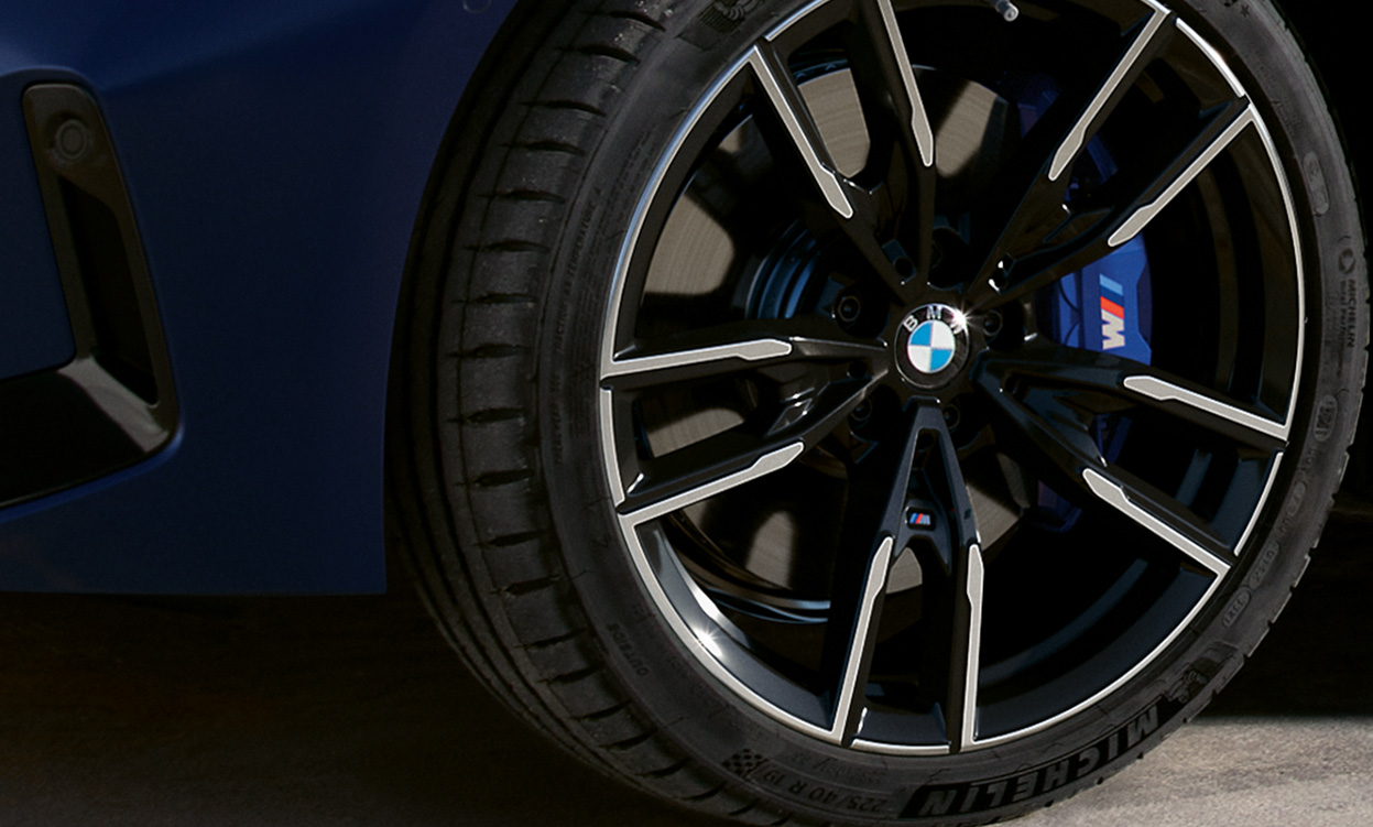 BMW M340i xDrive Touring G21 Frozen Tanzanite Blue 19" M lättmetallfälgar närbild