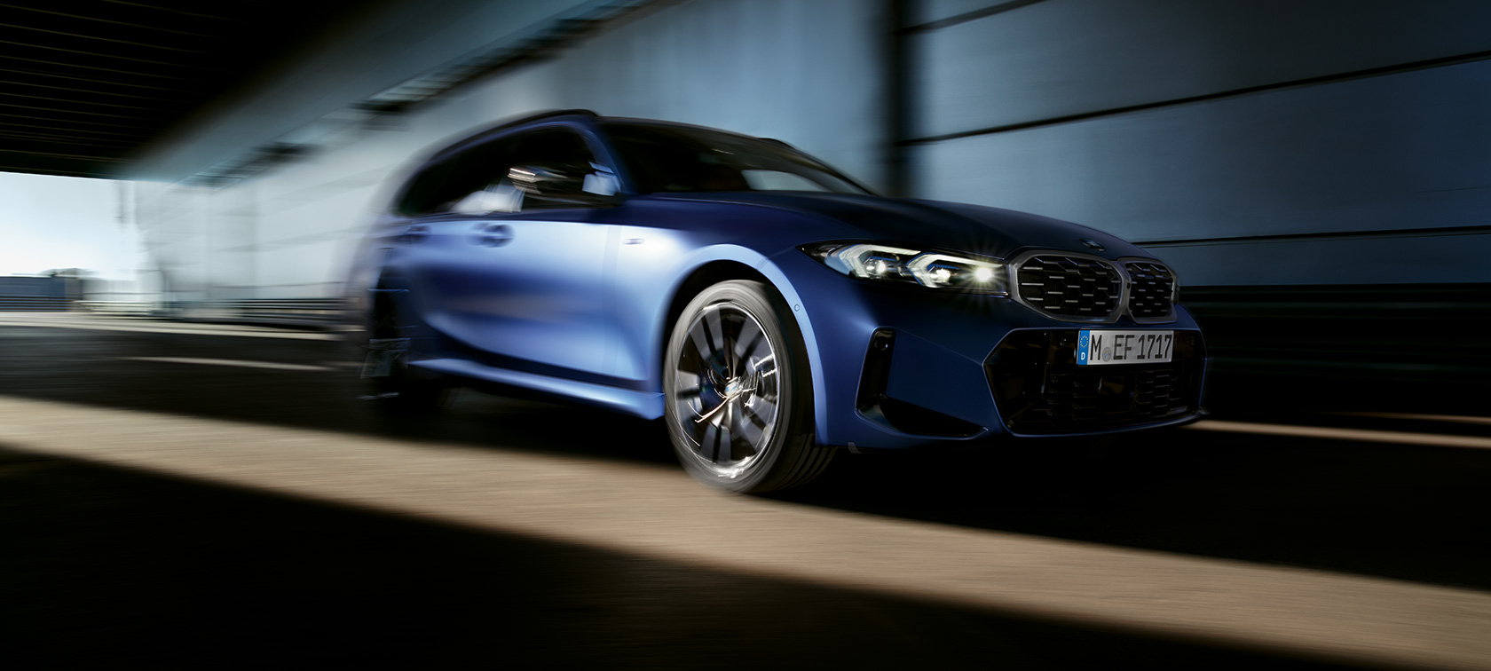 BMW M340i xDrive Touring G21 trefjärdedels sidvy körande BMW M340i xDrive Touring G21 Frozen Tanzanite Blue trefjärdedels sidvy körande