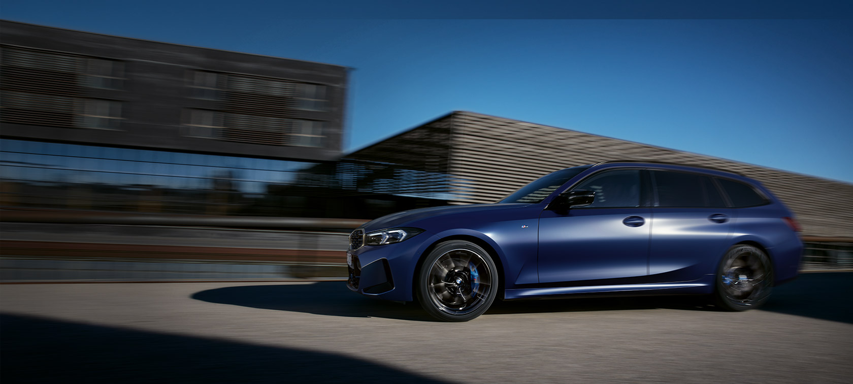 BMW M340i xDrive Touring G21 sidvy körande BMW M340i xDrive Touring G21 Frozen Tanzanite Blue sidvy körande