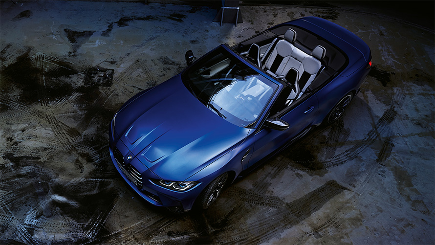 BMW M4 Competition Cabriolet med M xDrive G83 2021 BMW Individual Frozen Portimao Blå metallic fågelperspektiv med öppen sufflett BMW M4 Competition Cabriolet med M xDrive G83 2021 BMW Individual Frozen Portimao Blå metallic fågelperspektiv med öppen sufflett