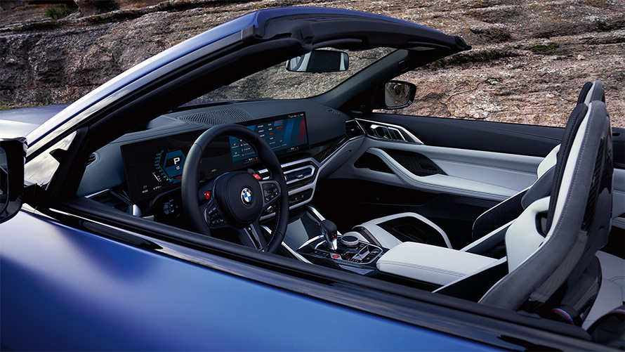 BMW M4 Competition Cabriolet med M xDrive G83 2021 Kupé med öppen sufflett BMW M4 Competition Cabriolet med M xDrive G83 2021 BMW Individual Frozen Portimao Blå metallic Cockpit och kupé med öppen sufflett