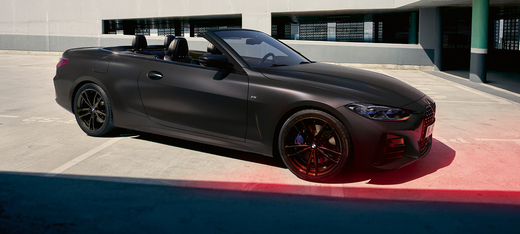 BMW M440i xDrive Cabriolet G23 2020 sedd snett från sidan BMW M440i xDrive Cabriolet G23 2020 BMW Individual Frozen Deep Grey metallic sedd snett från sidan