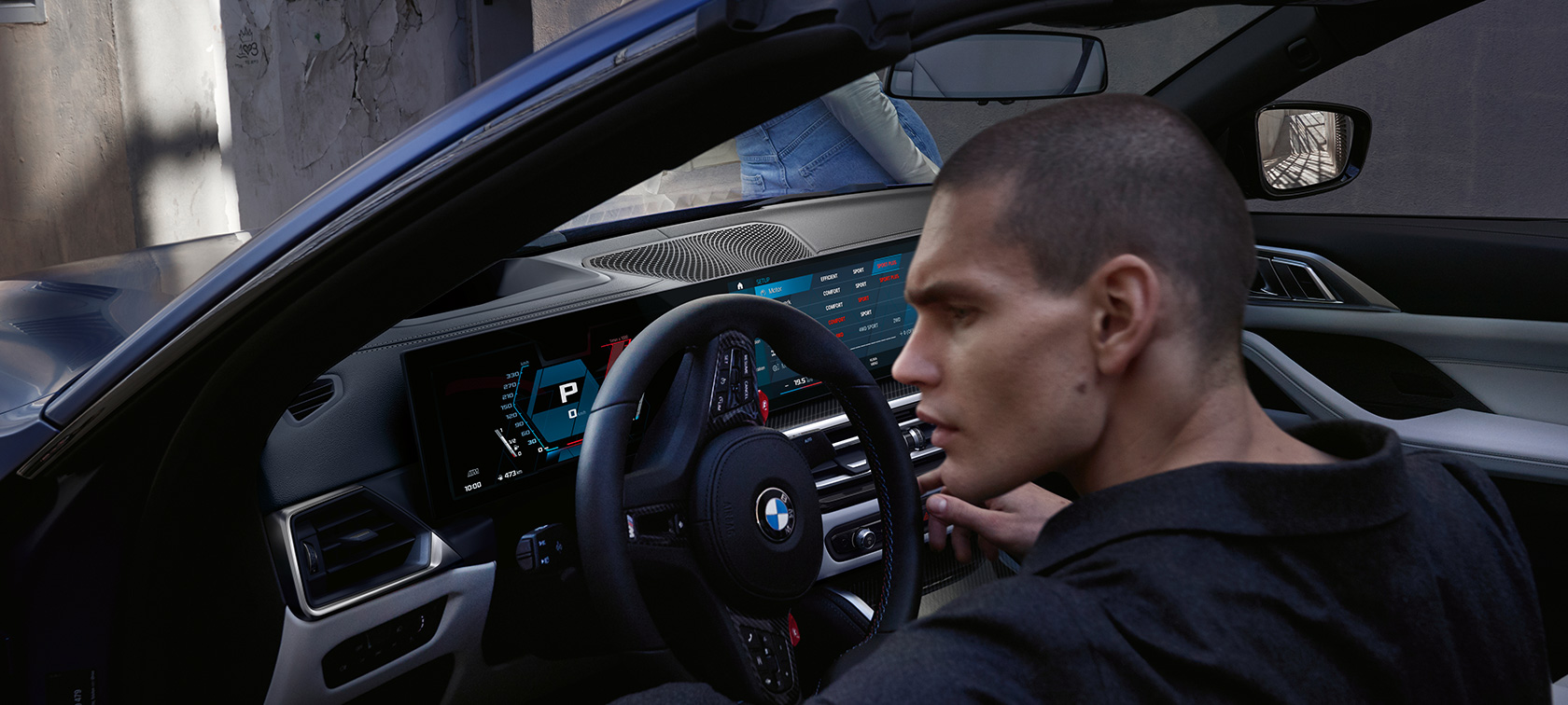 BMW M4 Competition Cabriolet med M xDrive G83 2021 Cockpit BMW M4 Competition Cabriolet med M xDrive G83 2021 BMW Individual Frozen Portimao Blå metallic Cockpit med öppen dörr och manlig modell