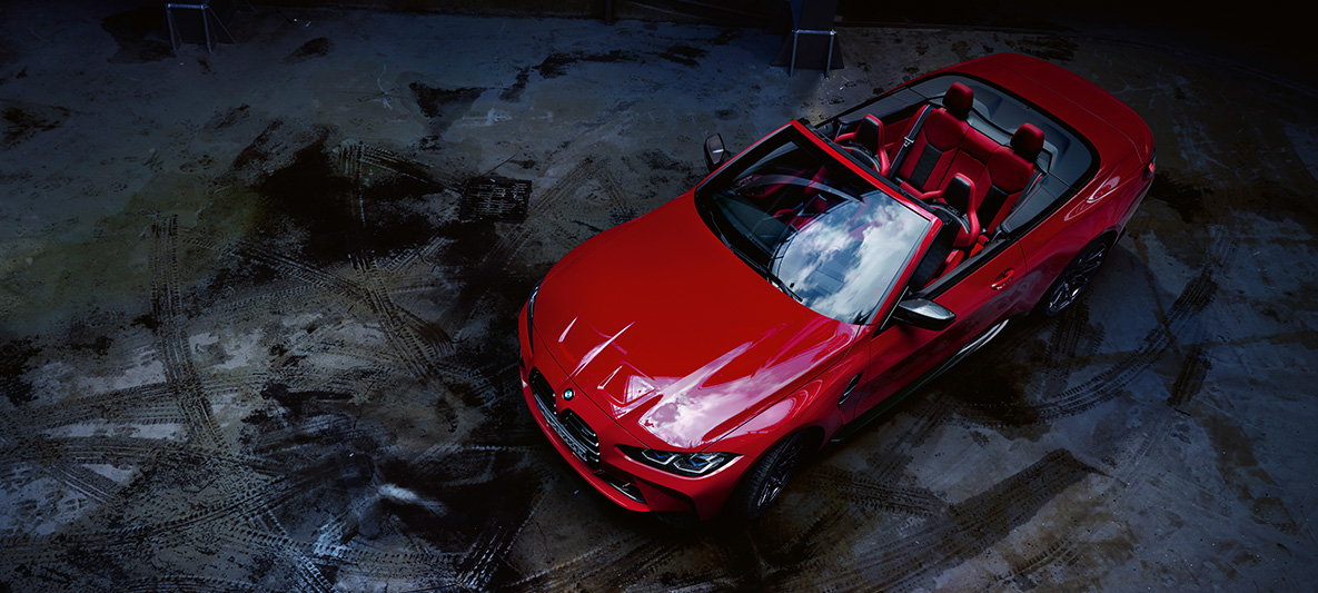 BMW Individual Imolaröd metallic BMW M4 Competition Cabriolet med M xDrive G83 2021 BMW M4 Competition Cabriolet med M xDrive G83 2021 BMW Individual Imolaröd metallic sedd ur fågelperspektiv snett framifrån med öppen sufflett