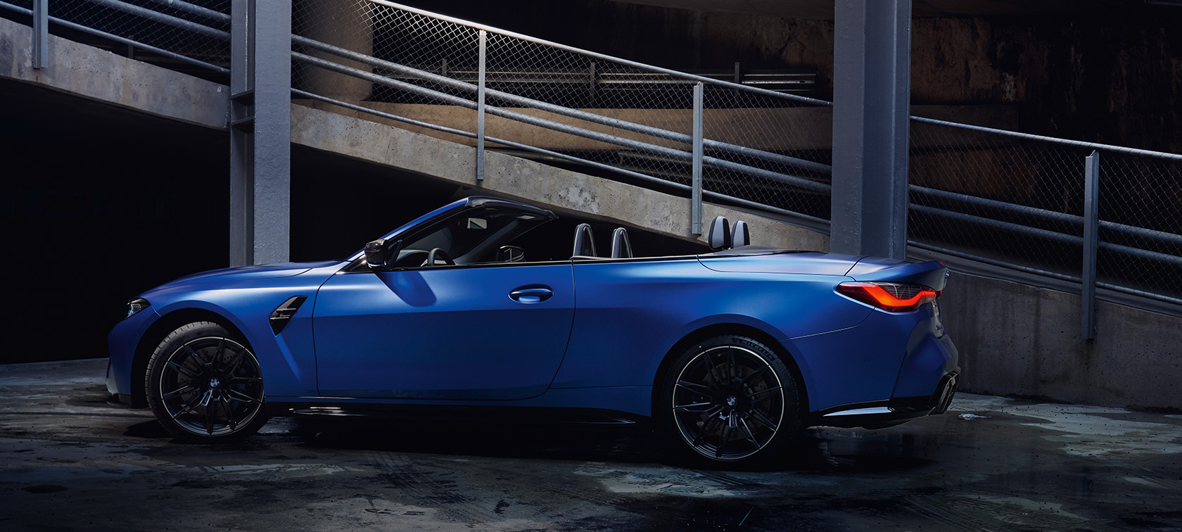 BMW M4 Competition Cabriolet med M xDrive G83 2021 stillastående sedd från sidan BMW M4 Competition Cabriolet med M xDrive G83 2021 BMW Individual Frozen Portimao Blå metallic stillastående sedd från sidan