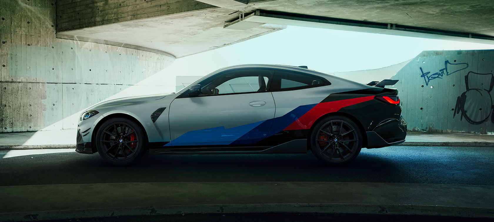 BMW M med BMW M Performance Parts BMW M4 Coupé G82 2020 BMW M4 Coupé G82 2020 sedd snett från sidan med BMW M Performance Parts