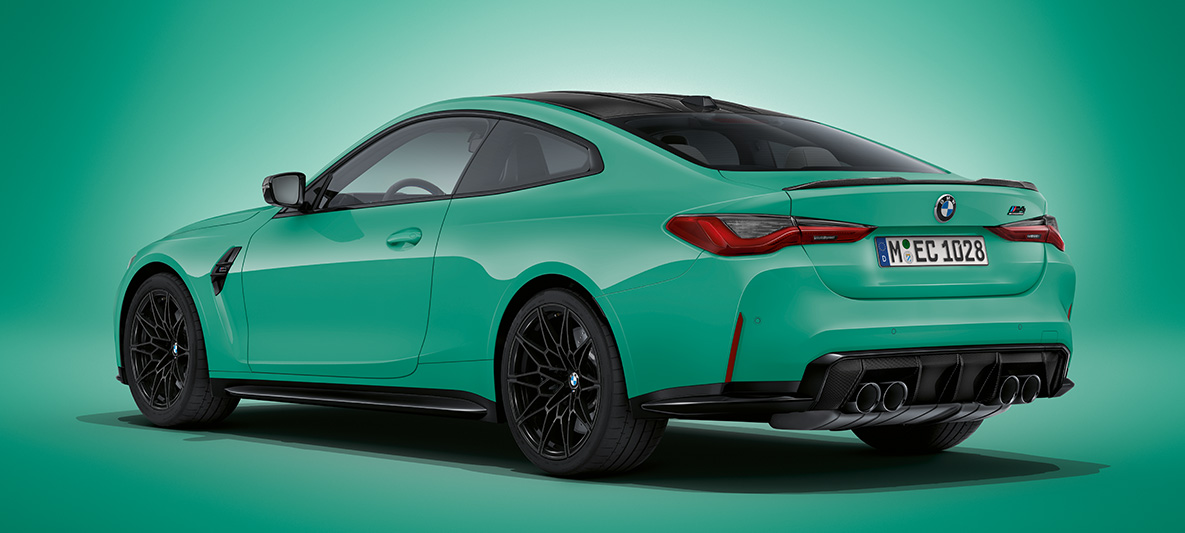 BMW M4 Coupé BMW Individual Mint metallic G82 2021 sedd snett bakifrån parkerad BMW M4 Coupé BMW Individual Mint metallic G82 2021 sedd snett bakifrån parkerad