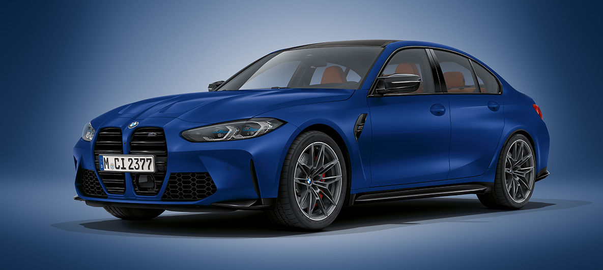 BMW Individual Frozen Portimao Blåmetallic BMW M4 Coupé G82 2020 BMW M4 Coupé BMW Individual Frozen Portimao Blåmetallic G82 2020 sedd snett framifrån parkerad