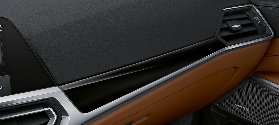 BMW Individual interiörlister Pianolack Svart BMW M4 Coupé 2020 G82 kupé Interiörlister BMW Individual interiörlister Pianolack svart med accentlist Pärlglans krom BMW M4 Coupé G82 2020 Kupé
