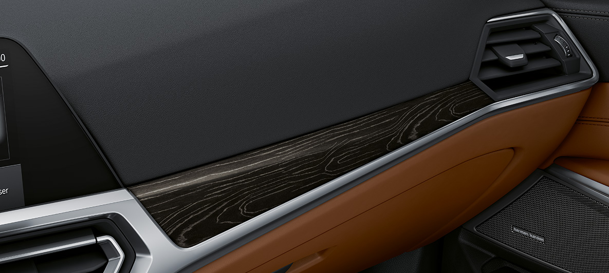 BMW Individual interiörlister Ädelträ BMW M4 Coupé 2020 G82 kupé BMW Individual interiörlister Ädelträutförande ’Fineline’ svart med silvereffekt med öppna porer M4 Coupé G80 2020 kupé