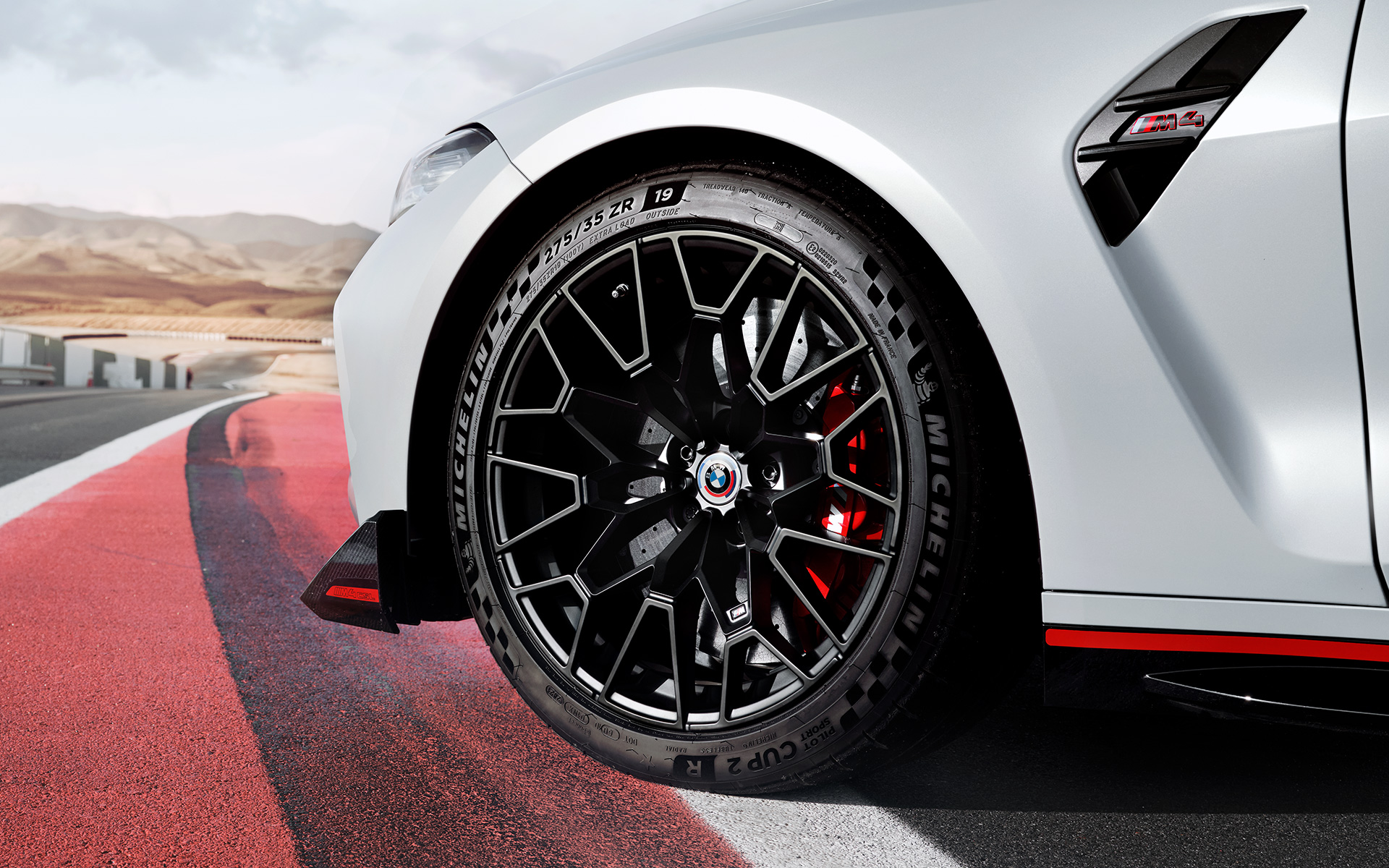 M Carbon-keramikbromsar i röd högglans BMW M4 CSL G82 BMW M4 CSL G82 BMW Individual speciallack Frozen Brooklyn Grey metallic M Carbon-keramikbromsar i röd högglans med lätta fälgar