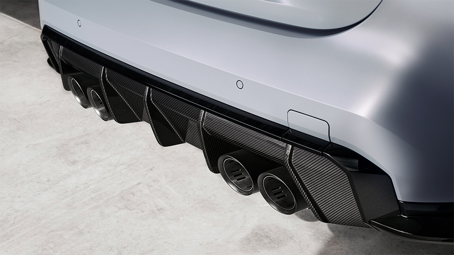 Titanavgassystem med ändrör i matt svart BMW M4 CSL G82 BMW M4 CSL G82 BMW Individual speciallack Frozen Brooklyn Grey metallic närbild av titanavgassystem med ändrör i matt svart sedd bakifrån