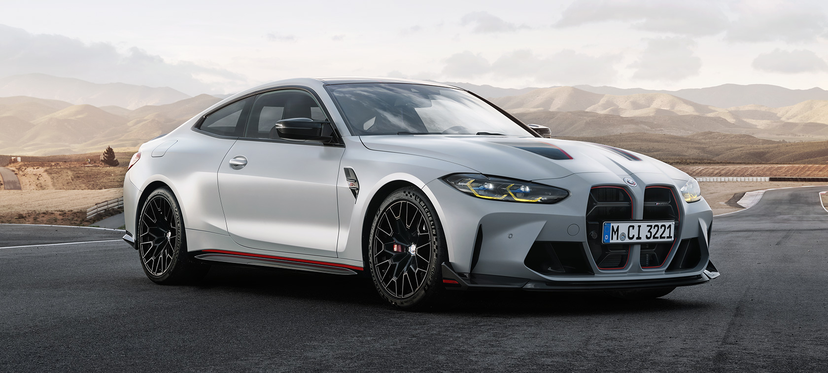 BMW M4 CSL G82 snett framifrån BMW M4 CSL G82 BMW Individual speciallack Frozen Brooklyn Grey metallic sedd snett framifrån