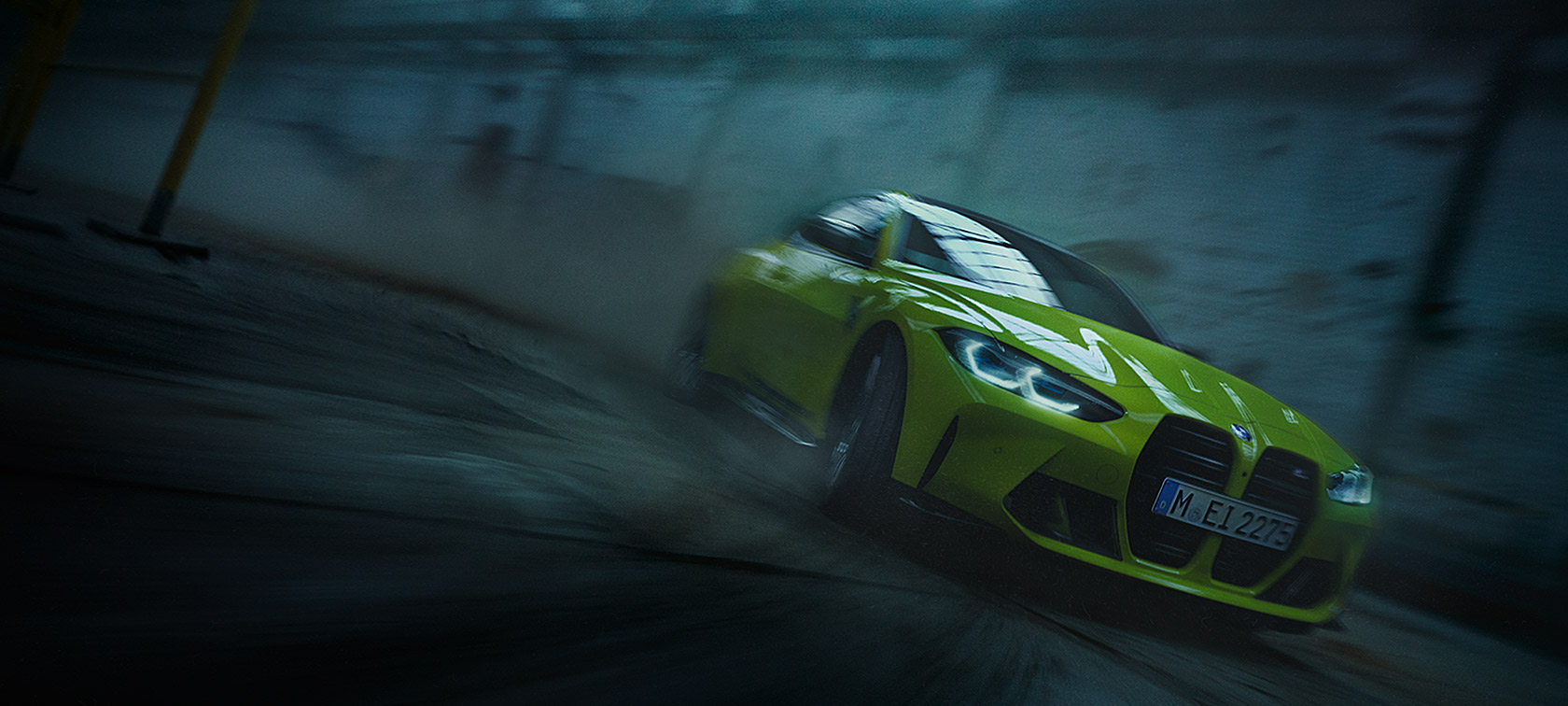 BMW M4 CSL G82 BMW Individual speciallack Frozen Brooklyn Grey metallic sedd körandes snett framifrån