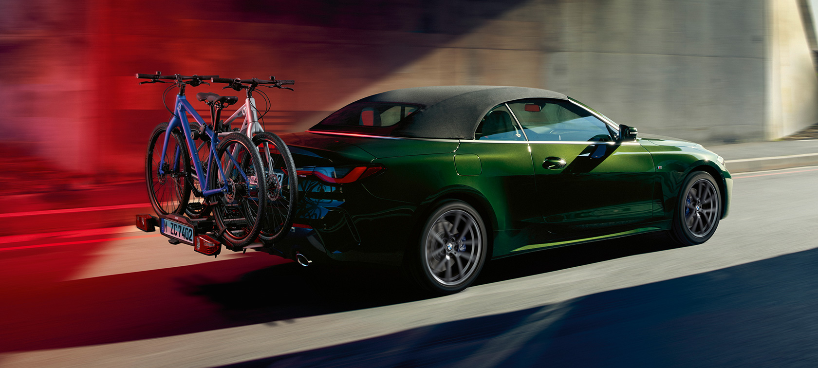Vy snett bakifrån med BMW bakre cykelhållare Pro 2.0 BMW 4-serie Cabriolet G23 2020 BMW 4-serie Cabriolet G23 2020 Sanremo Green metallic sedd snett bakifrån med BMW bakre cykelhållare Pro 2.0
