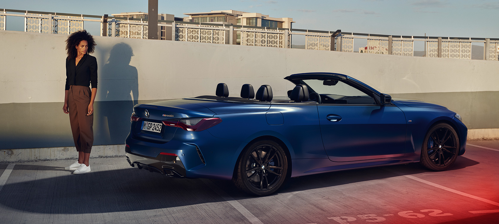 BMW M440i xDrive Cabriolet G23 2020 sedd snett bakifrån BMW M440i xDrive Cabriolet G23 2020 BMW Individual Frozen Portimao Blå metallic sedd snett bakifrån med modell