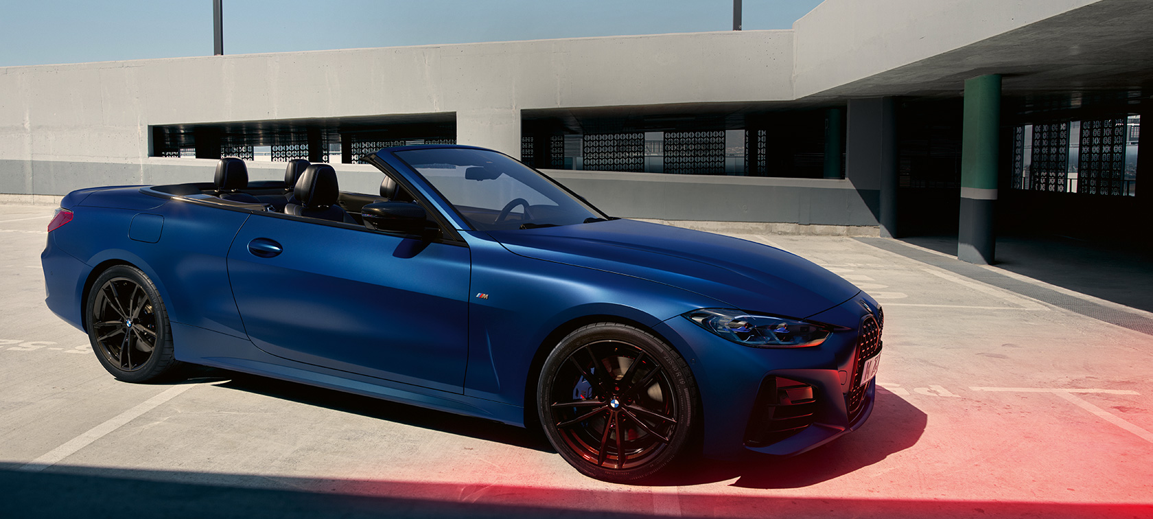 BMW M440i xDrive Cabriolet G23 2020 BMW Individual Frozen Portimao Blå metallic sedd snett framifrån 