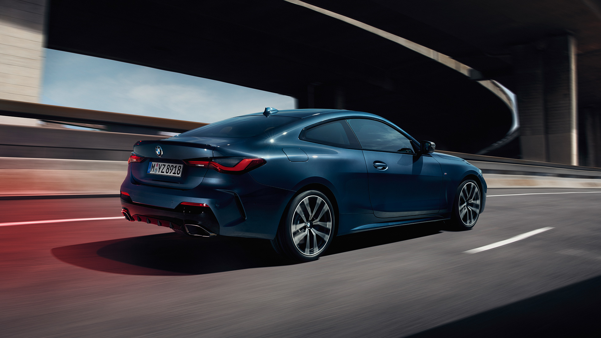 Trefjärdelsvy bakifrån BMW M440i xDrive Coupé G22 2020 BMW M440i xDrive Coupé Arctic Race Blue metallic G22 2020 sedd snett från sidan