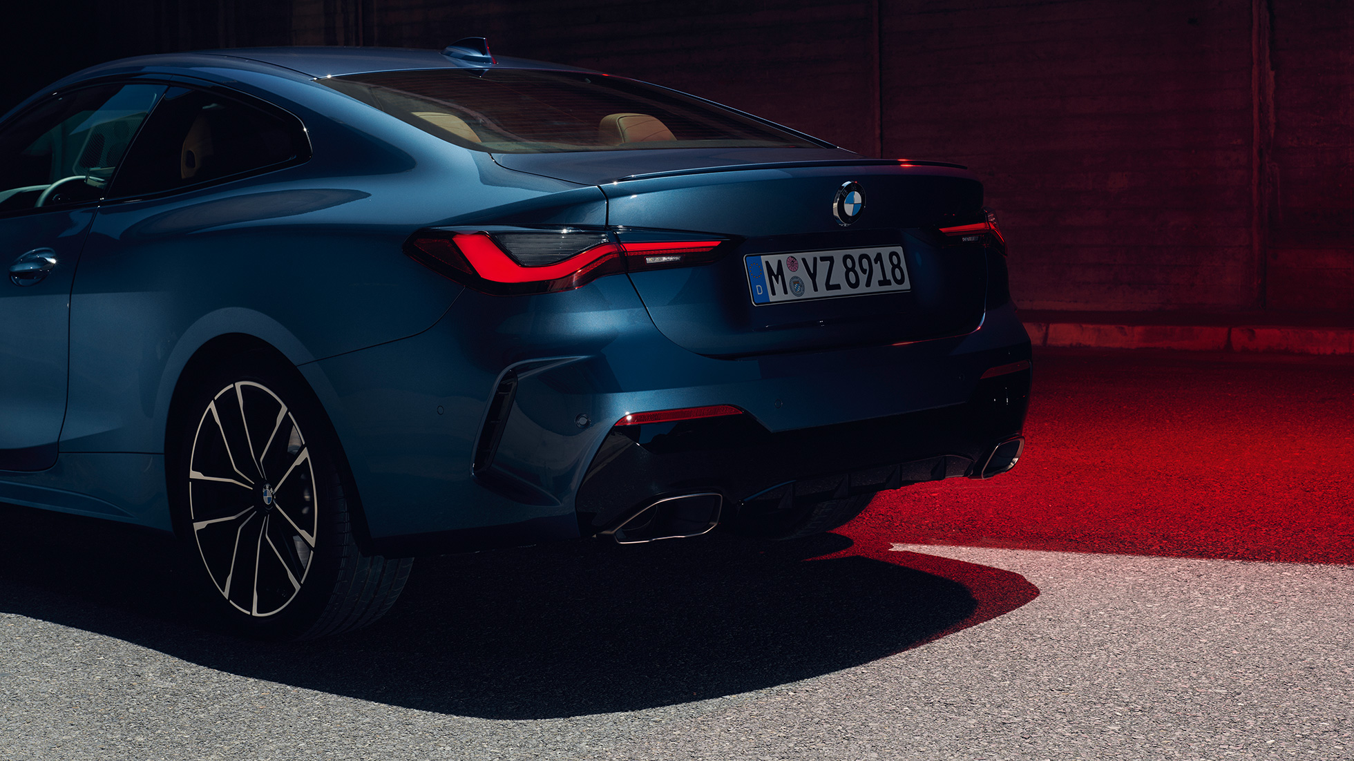 Trefjärdelsvy bakifrån Bakljus BMW M440i xDrive Coupé G22 2020 BMW M440i xDrive Coupé Arctic Race Blue metallic G22 2020 sedd snett bakifrån Bakljus