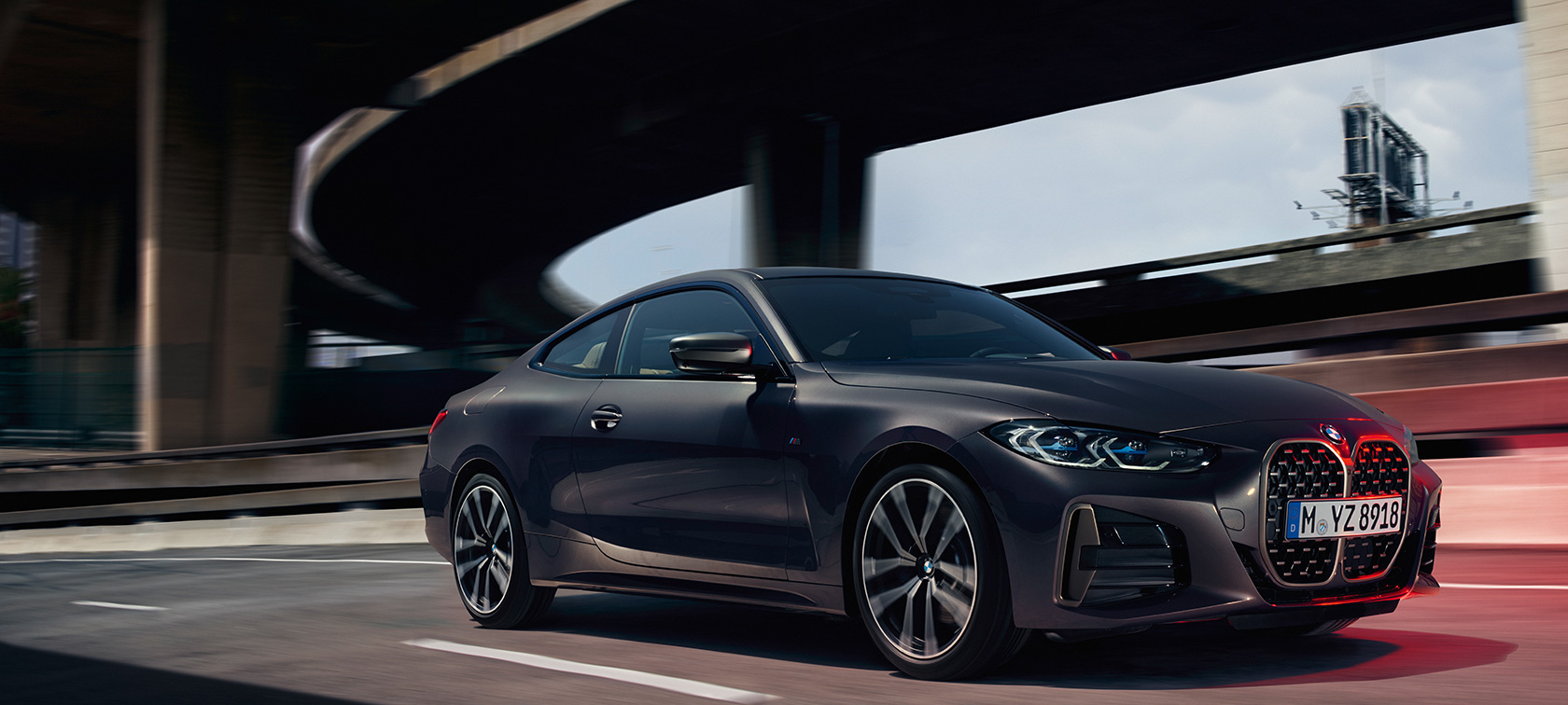 BMW M440i xDrive Coupé G22 2020 Dravitgrå metallic sedd snett framifrån 