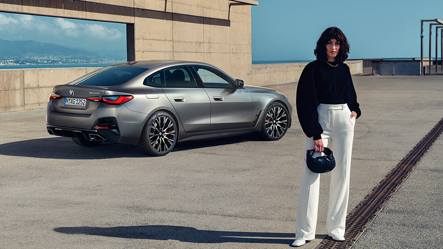 BMW M440i xDrive Gran Coupé G26 2021 sedd snett bakifrån med modell BMW M440i xDrive Gran Coupé G26 2021 Frozen Pure Grey metallic sedd bakifrån med modell