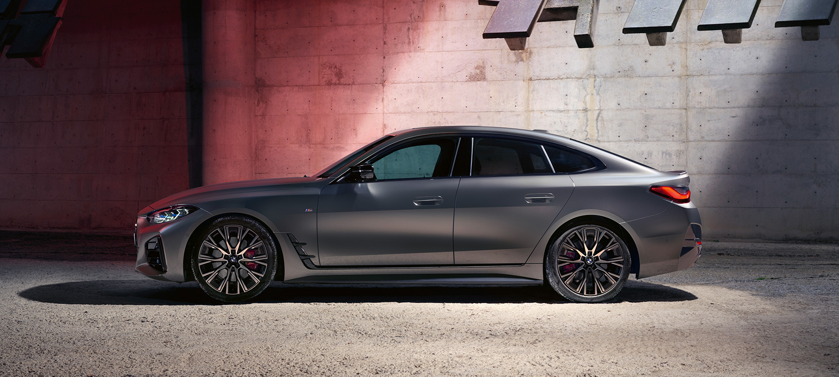 BMW M440i xDrive Gran Coupé G26 2021 sedd från sidan BMW M440i xDrive Gran Coupé G26 2021 BMW Individual Frozen Pure Grey metallic sedd från sidan parkerad