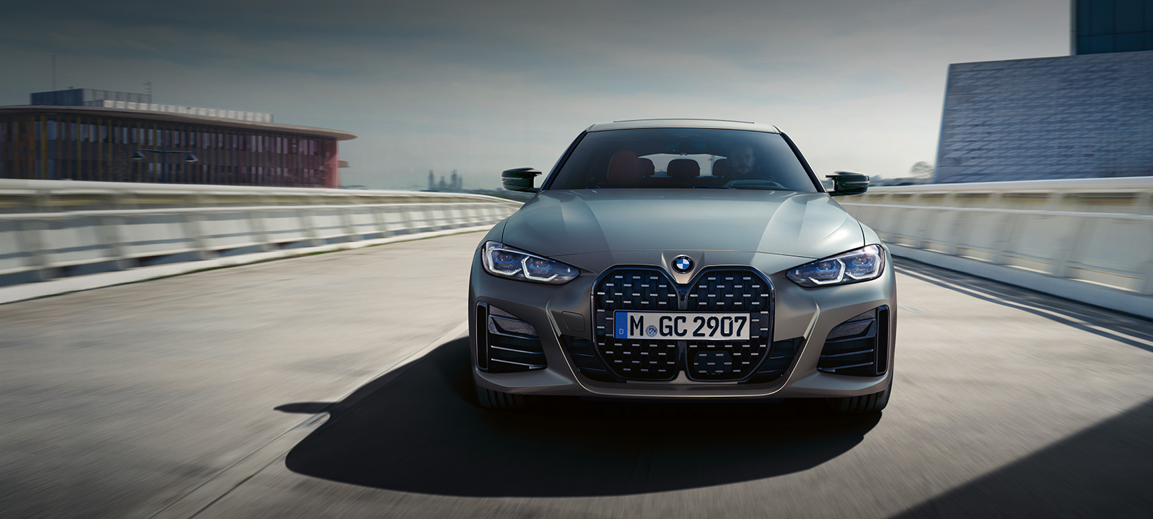 BMW M440i xDrive Gran Coupé G26 2021 BMW Individual Frozen Pure Grey metallic sedd framifrån