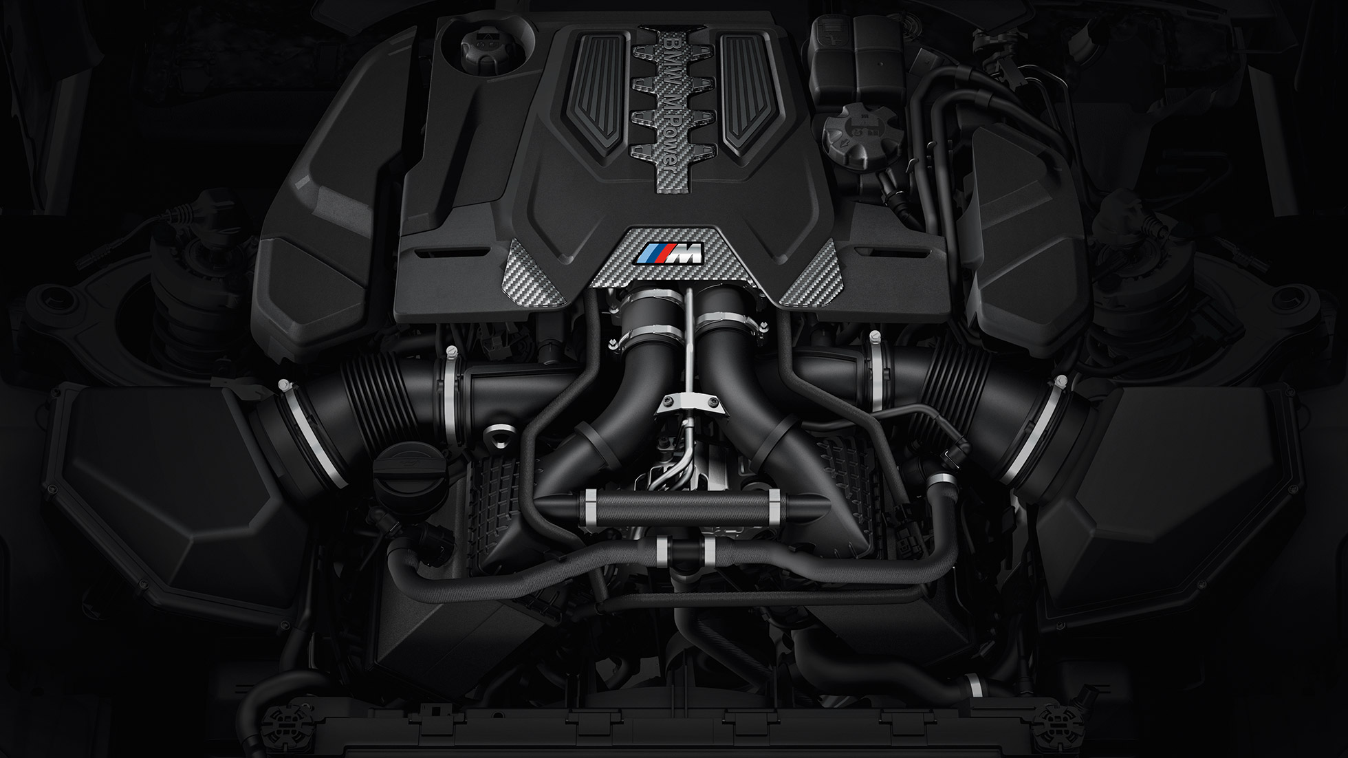 8-cylindrig M TwinPower Turbo bensinmotor. BMW M5 Competition Motor med M motorkåpa.
