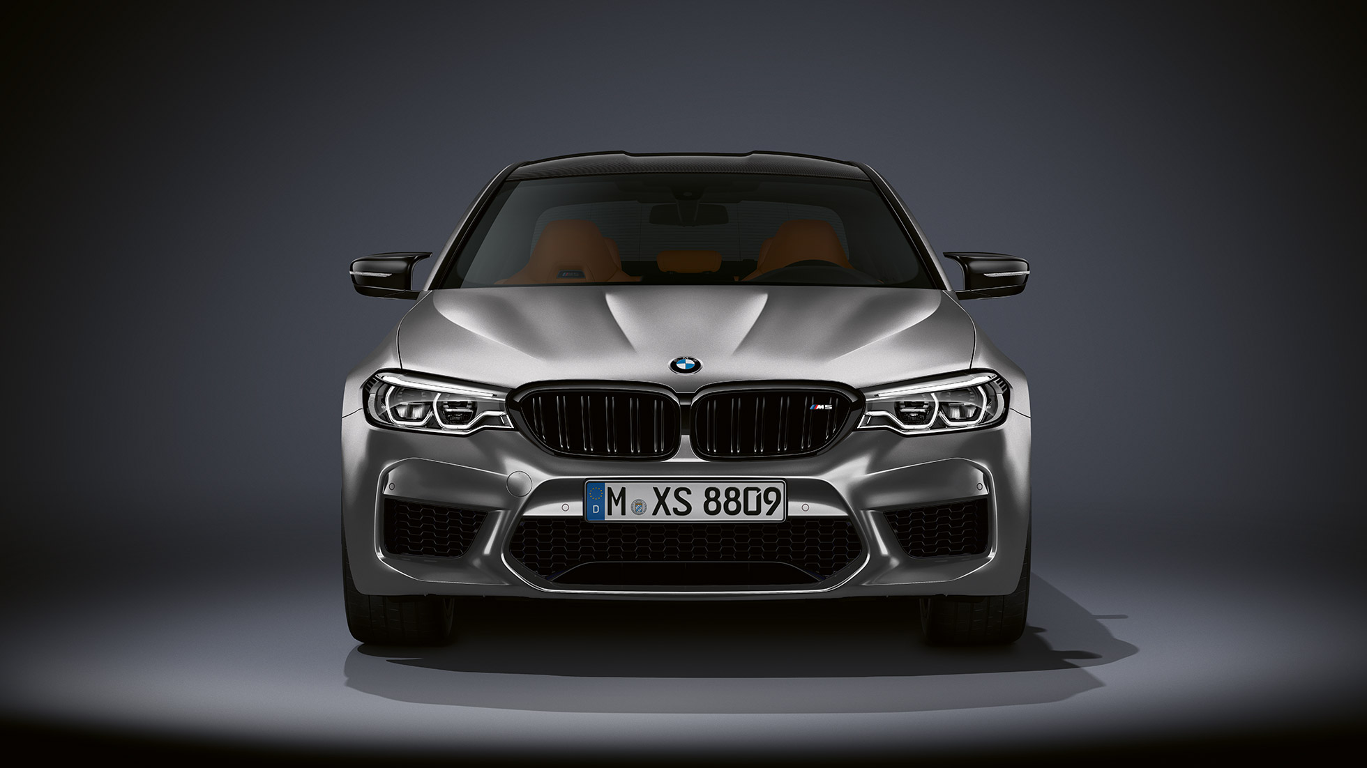 M-design. BMW M5 Competition bild framifrån.