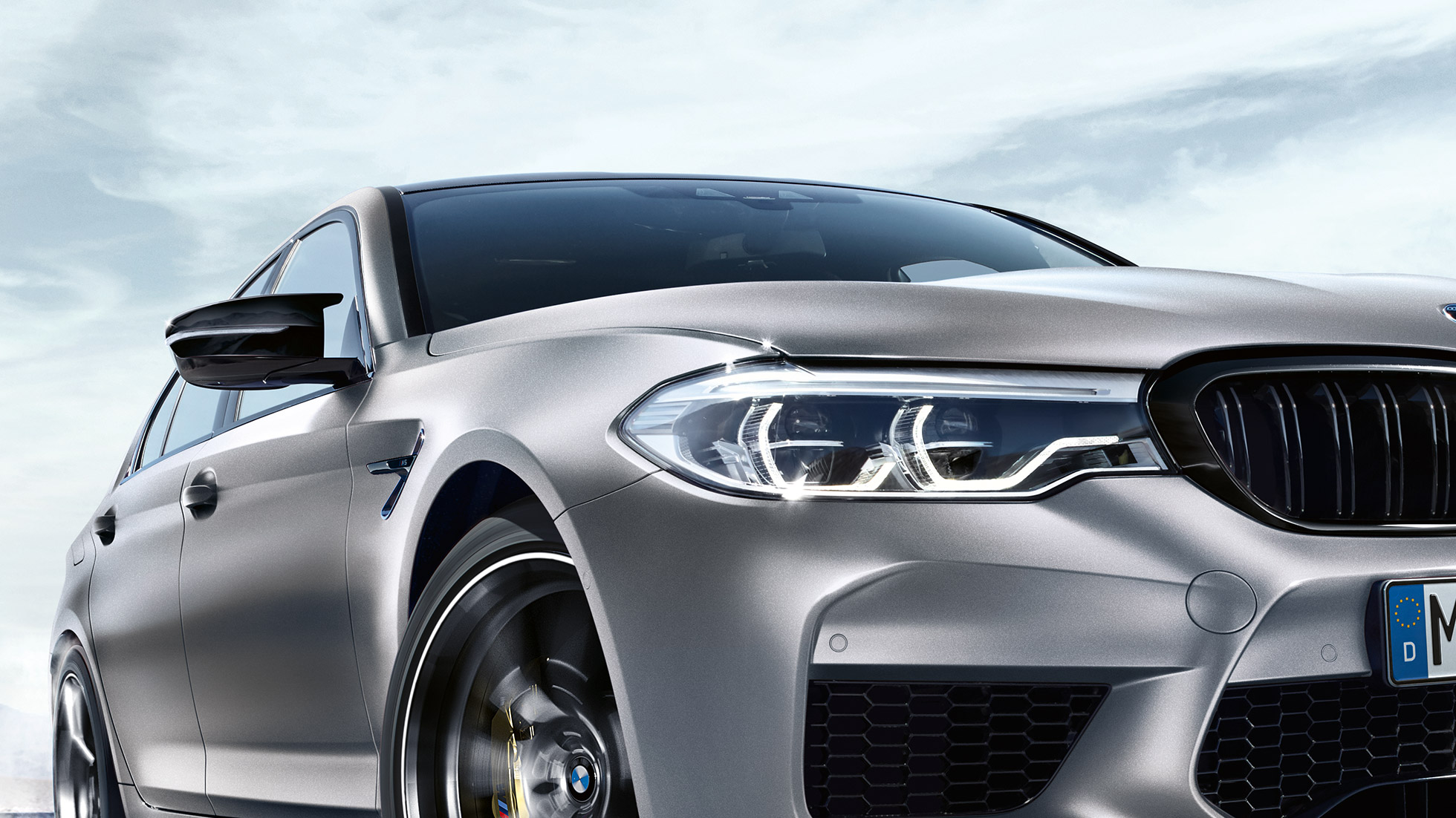 LED-strålkastare. BMW M5 Competition trefjärdedelsvy framifrån med LED-strålkastare.