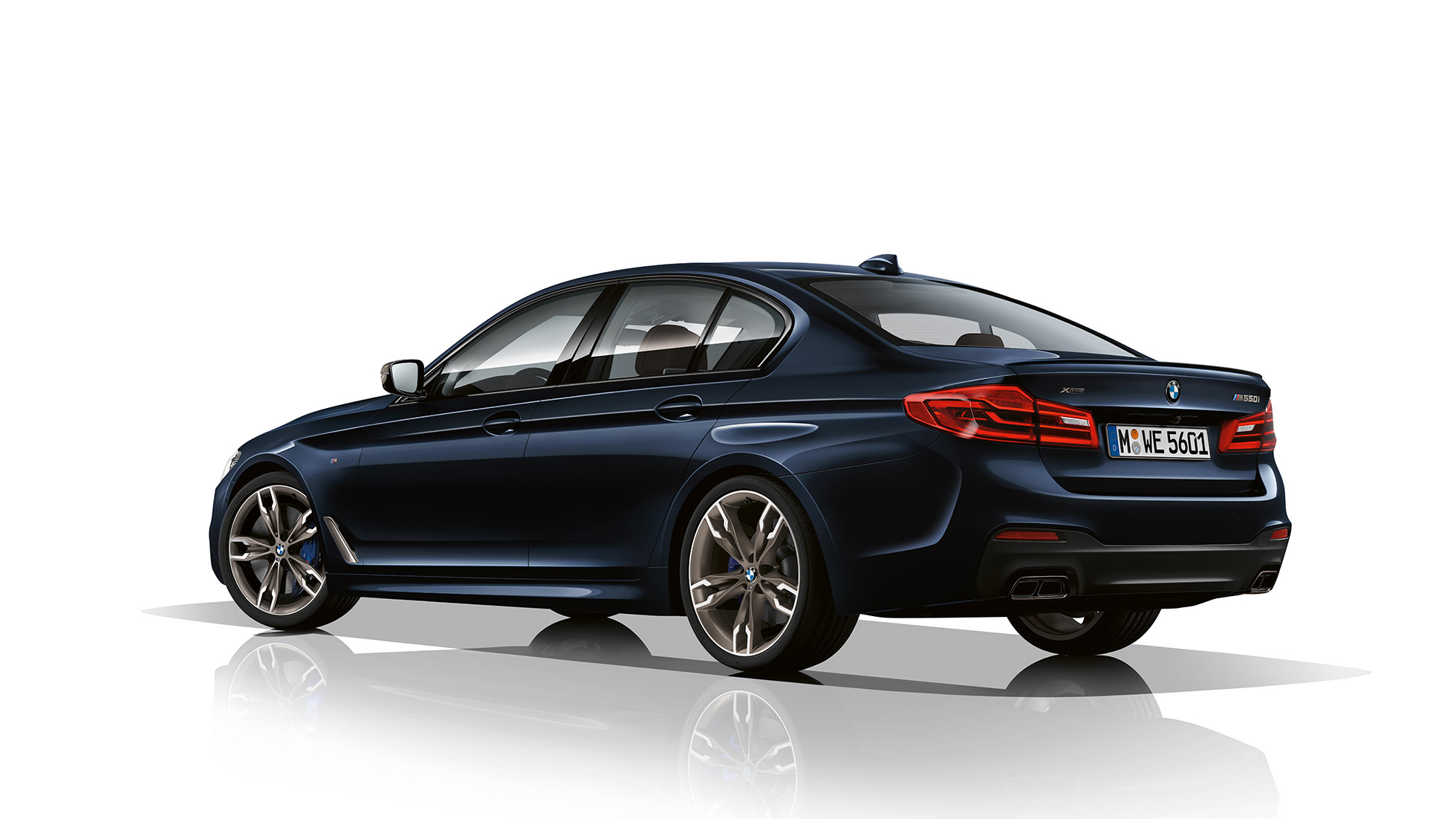 M sportbromsar (från 30i, extrautrustning för 20i). BMW M550i och BMW M550d Design trefjärdedelsvy bakifrån.