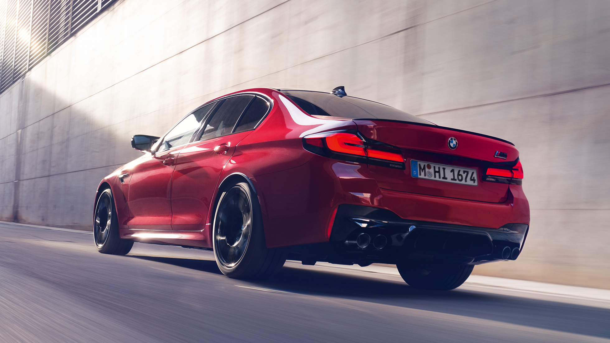 BMW M5 Competition F90 LCI Facelift 2020 sedd snett bakifrån BMW M5 Competition F90 LCI Facelift 2020 BMW Individual Imola Röd sedd snett bakifrån