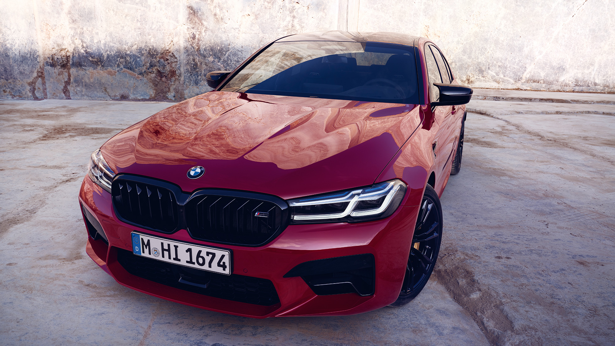 M Design BMW M5 Competition F90 LCI Facelift 2020 sedd snett framifrån M Design BMW M5 Competition F90 LCI Facelift 2020 BMW Individual Imola Röd sedd snett framifrån