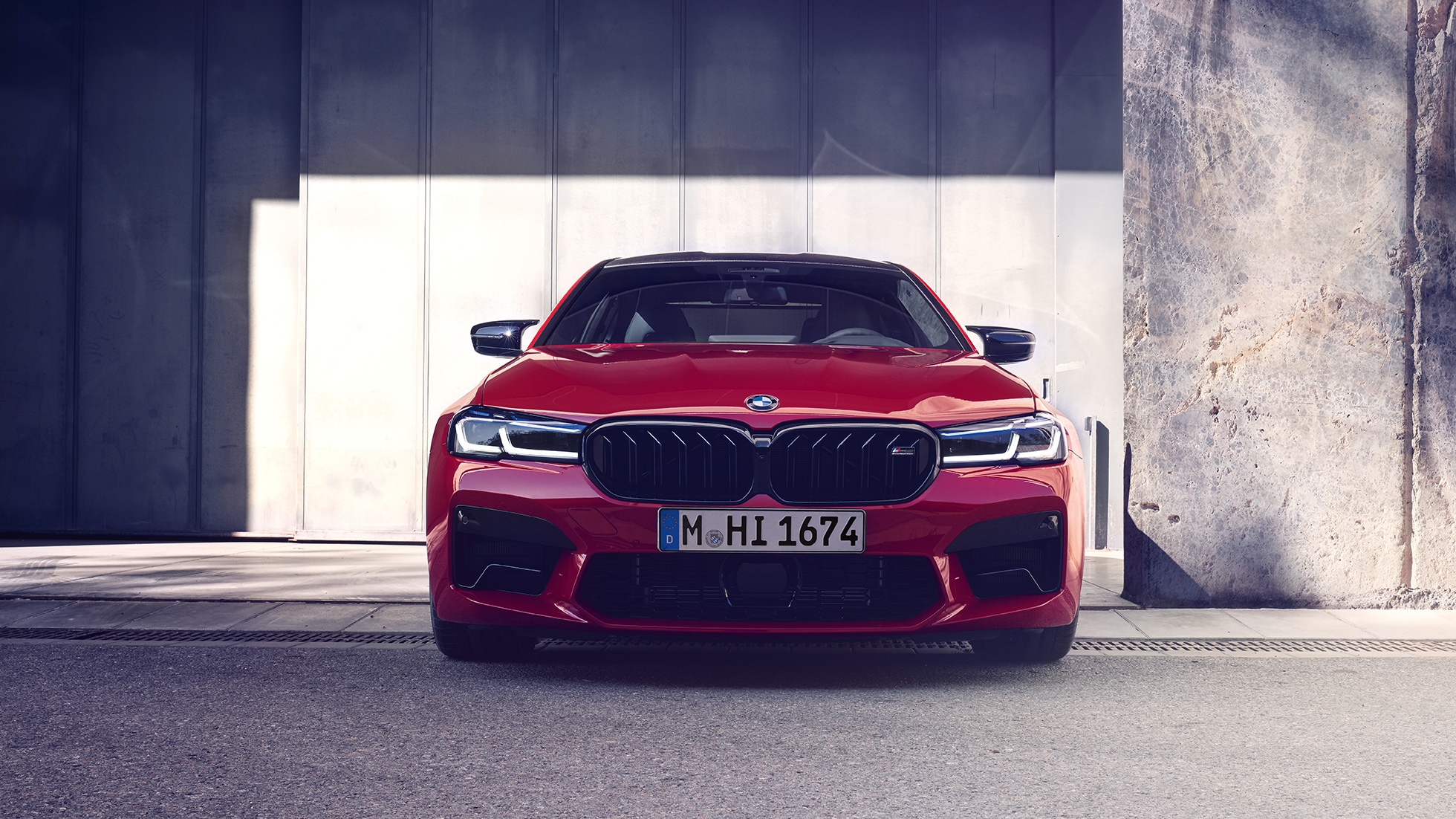 Front med nya njurar BMW M5 Competition F90 LCI Facelift 2020 Front med nya njurar BMW M5 Competition F90 LCI Facelift 2020 BMW Individual Imola Röd sedd framifrån