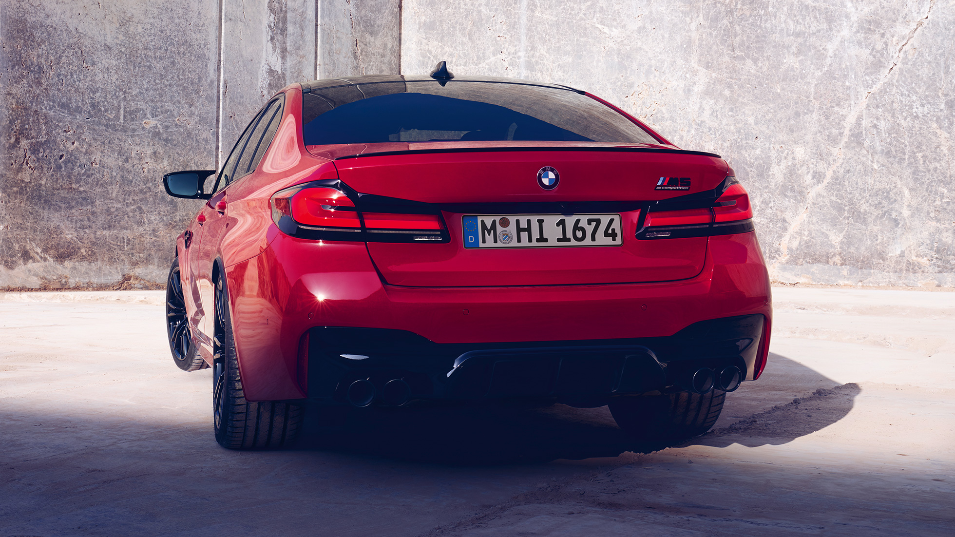 Bakljus BMW M5 Competition F90 LCI Facelift 2020 Baklyktor BMW M5 Competition F90 LCI Facelift 2020 BMW Individual Imola Röd sedd bakifrån